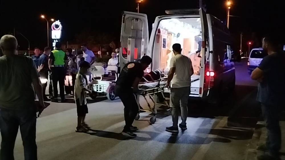 Otomobil ile elektrikli motosiklet &ccedil;arpıştı: 3 yaralı
