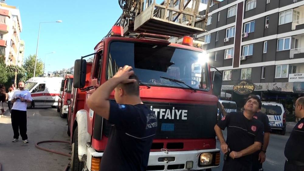 Antalya&rsquo;da evin mutfağında &ccedil;ıkan yangında evde bulunan 3 kişi dumandan etkilendi
