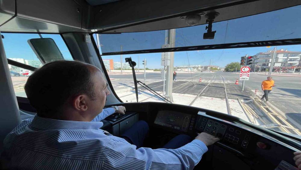 Başkan Altay, tamamlanan Adliye-Şehir Hastanesi Tramvay Hattı&rsquo;nda test s&uuml;r&uuml;ş&uuml; yaptı
