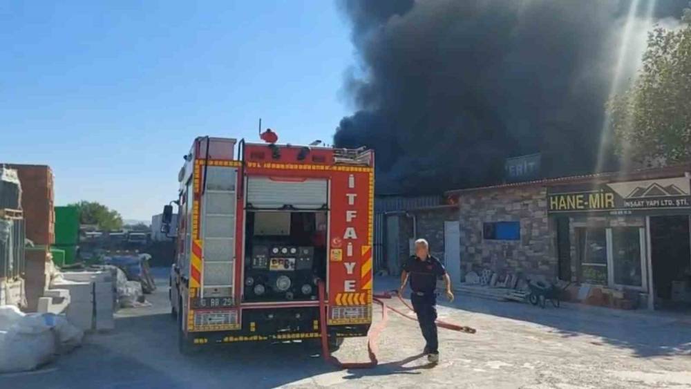 Edremit Yol&ouml;ren&rsquo;de korkutan yangın: 5 iş yeri zarar g&ouml;rd&uuml;
