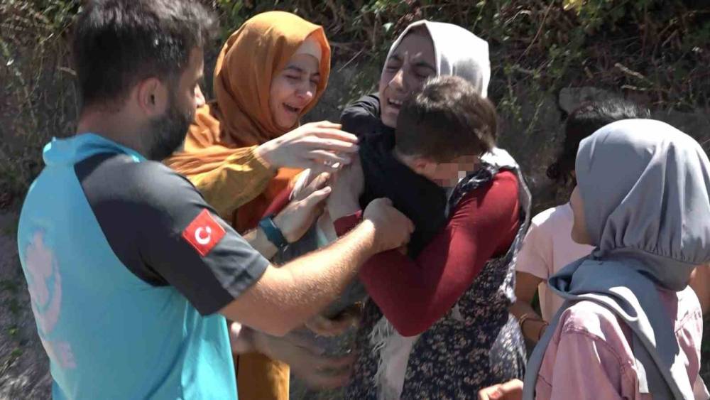 Kaybolan &ccedil;ocuğuna kavuşan anne sevin&ccedil;ten bayıldı
