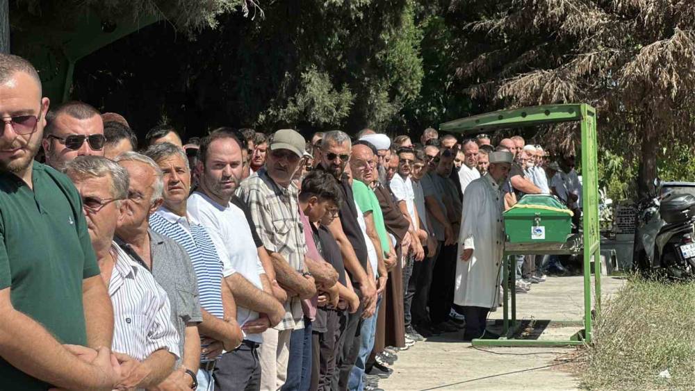 Sığ suya atlayarak hayatını kaybeden 3 &ccedil;ocuk babası son yolculuğuna uğurlandı
