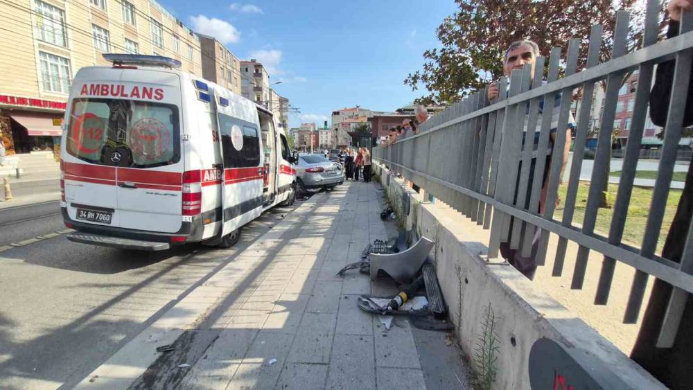 G&uuml;ng&ouml;ren&rsquo;de kaldırıma &ccedil;ıkan otomobil yayalara &ccedil;arptı: 4 yaralı
