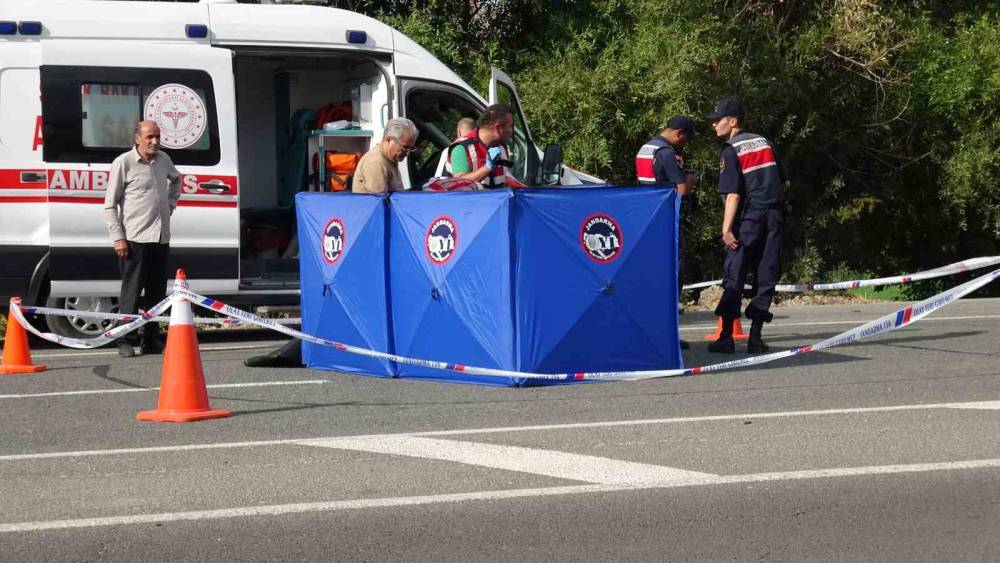 Tuvalet ihtiyacı i&ccedil;in yolun karşısına ge&ccedil;erken can verdi: Kaza anı kamerada
