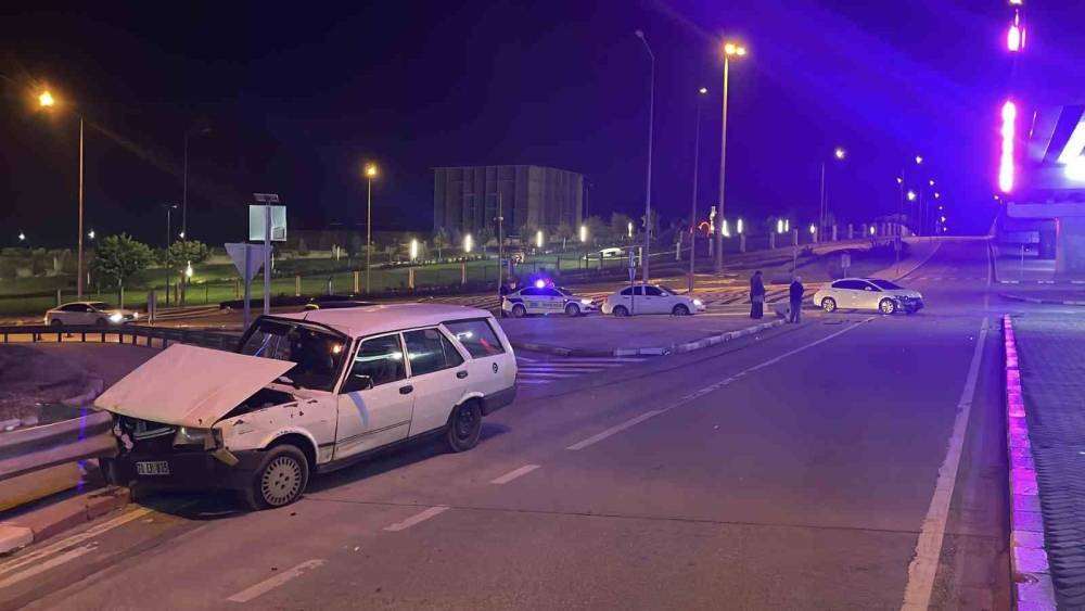 Kavşakta &ccedil;arpışan otomobillerden biri bariyerlere &ccedil;arparak durabildi: 2 yaralı
