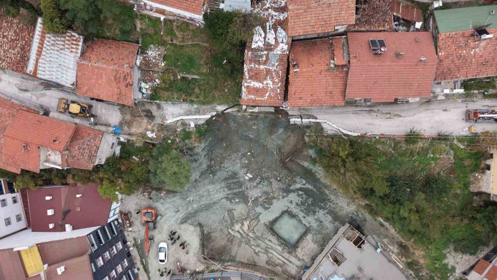 Tokat&rsquo;ta inşaat alanının yanındaki yol &ccedil;&ouml;kt&uuml;, iki katlı apartman boşaltıldı
