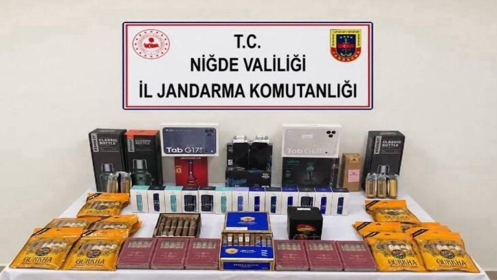 Niğde&rsquo;de ka&ccedil;ak &uuml;r&uuml;n operasyonu: &Ccedil;ok sayıda elektronik cihaz ve t&uuml;t&uuml;n &uuml;r&uuml;n&uuml; ele ge&ccedil;irildi

