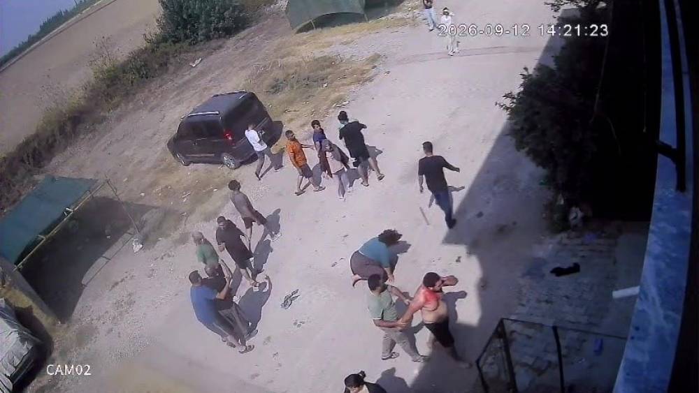 &Ccedil;ocukların g&uuml;r&uuml;lt&uuml;s&uuml; kavgaya d&ouml;n&uuml;şt&uuml;: Zincir, keser, sopa ve bı&ccedil;aklarla saldırdılar
