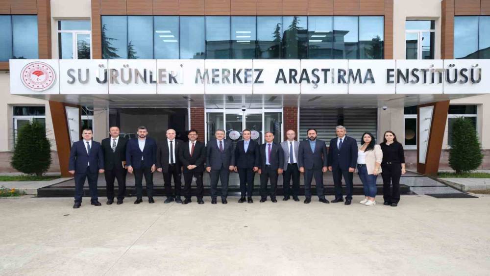 Başkan Gen&ccedil;&rsquo;ten Su &Uuml;r&uuml;nleri Araştırma Enstit&uuml;s&uuml;&rsquo;ne &ouml;vg&uuml;
