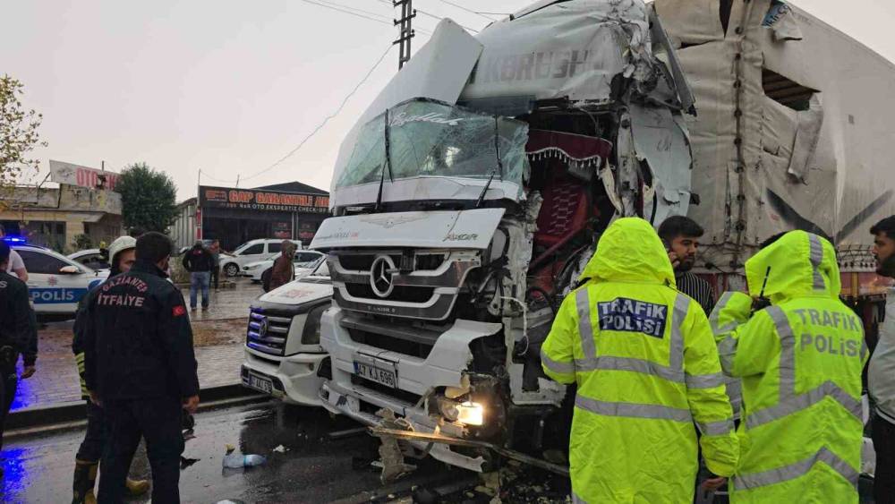 Gaziantep&rsquo;te 3 aracın karıştığı zincirleme kaza: 2 yaralı
