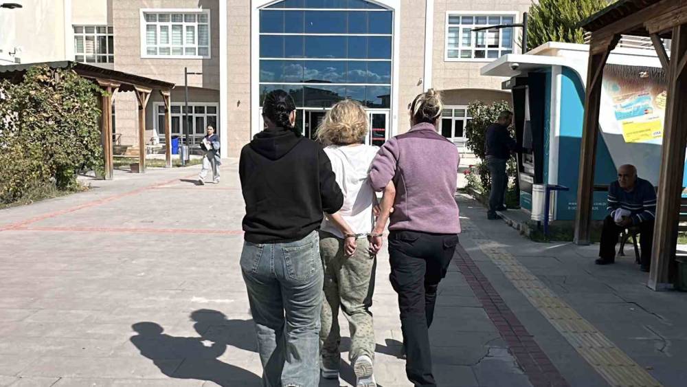 Burdur&rsquo;da ara&ccedil;ların &ouml;n&uuml;ne atlayan ve polise direnen Ukraynalı kadın sınır dışı edilecek
