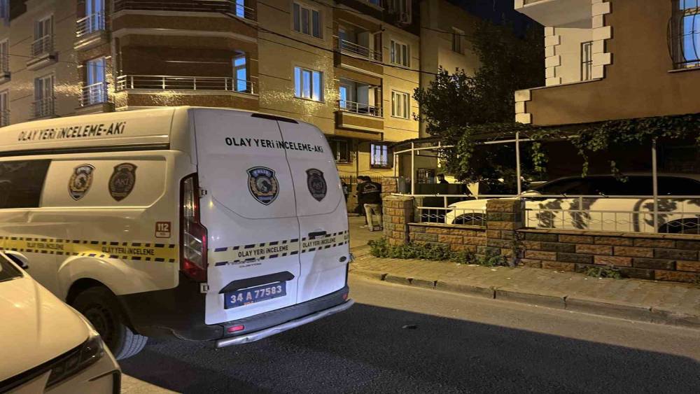 K&uuml;&ccedil;&uuml;k&ccedil;ekmece&rsquo;de sokak ortasında silahlı saldırı: 1 ağır yaralı
