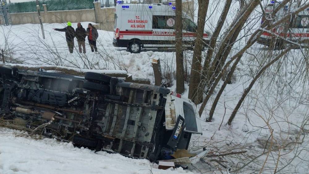 Muş&rsquo;ta iş&ccedil;i servisi şarampole yuvarlandı: 6 yaralı
