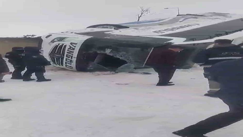 Ağrı&rsquo;da yolcu otob&uuml;s&uuml; devrildi: 16 yaralı
