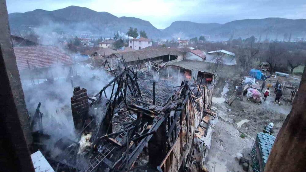 Amasya&rsquo;da ahır yangında k&uuml;l oldu: 1 hayvan telef oldu
