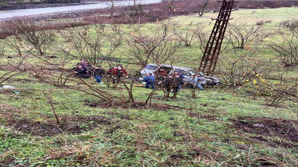 &Uuml;&ccedil; ara&ccedil; birbirine girdi; 1&rsquo;i şarampole yuvarlandı
