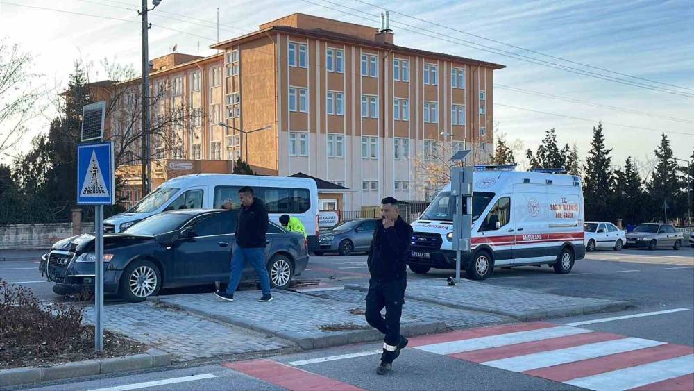 Karaman&rsquo;da iki otomobil &ccedil;arpıştı: 1 yaralı
