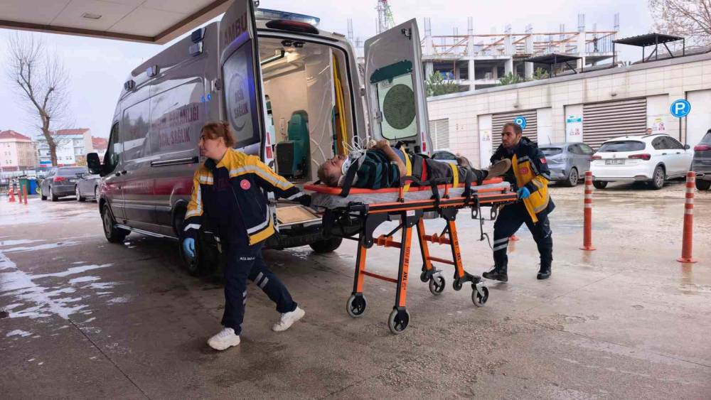 Bursa&rsquo;da servis minib&uuml;s&uuml;nden inen s&uuml;r&uuml;c&uuml;ye ara&ccedil; &ccedil;arptı
