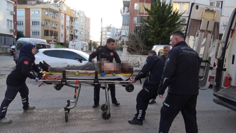 Yangına uykuda yakalandı, alevlere m&uuml;dahale ederken yaralandı
