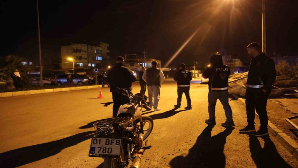 Kasksız s&uuml;r&uuml;c&uuml;den polise ilgin&ccedil; teklif: "Cezayı bana değil, plakaya yazın"
