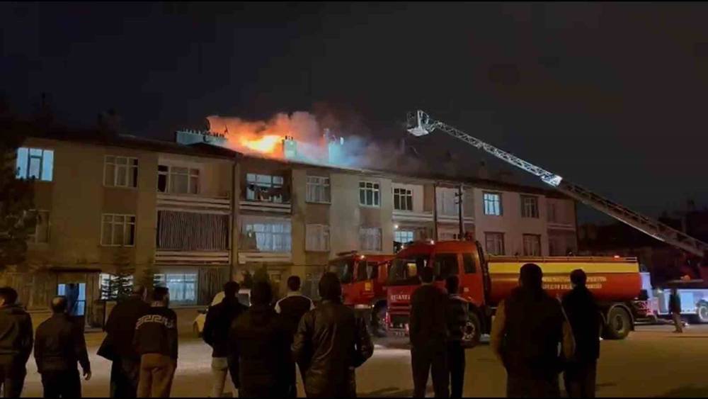 Konya&rsquo;da 3 katlı apartmanın &ccedil;atısında yangın paniği
