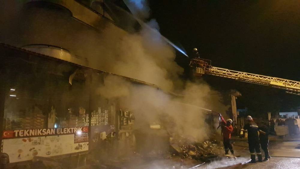 Elektrik malzemesi satan iş yerindeki yangın mahalleliyi sokağa d&ouml;kt&uuml;
