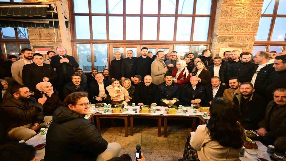 Tarihi Abdal Meydanı&rsquo;nda binler sahur sofrasında buluştu: Varank&rsquo;tan birlik mesajı
