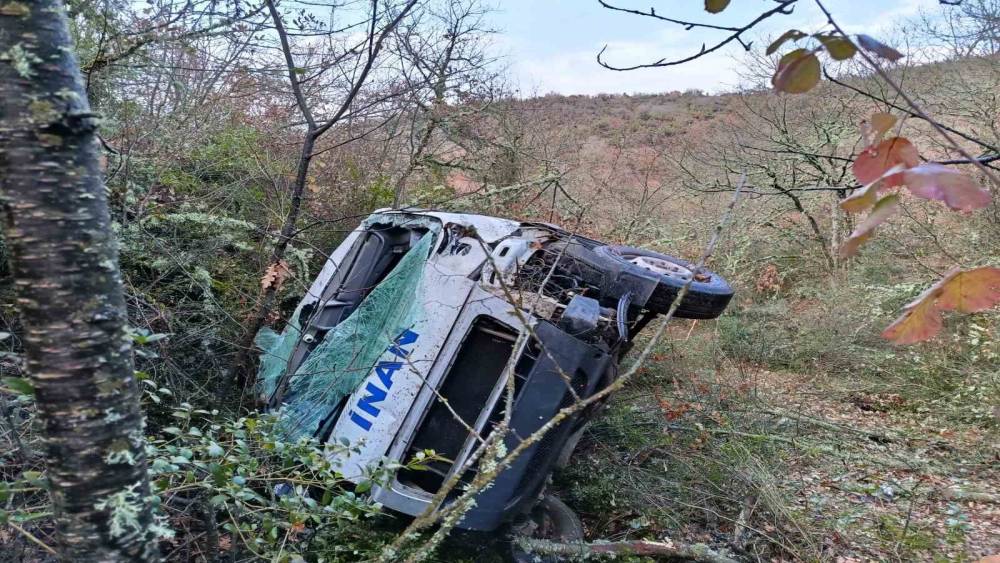 Servis aracı u&ccedil;uruma yuvarlandı: 1 yaralı
