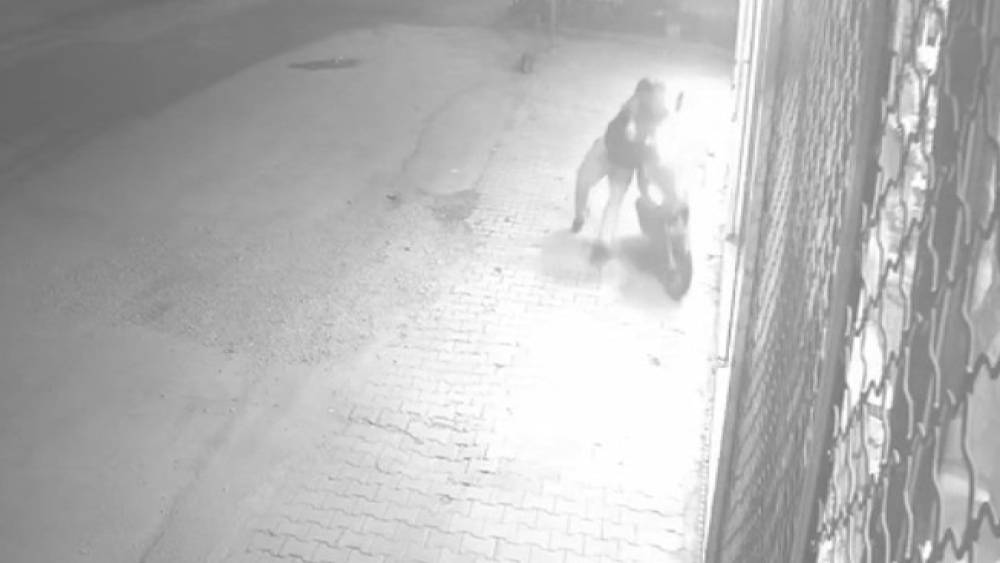 Gaza bastı, motosikletten d&uuml;şt&uuml;
