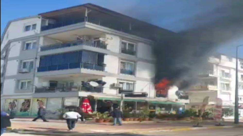 Antalya&rsquo;da 4 katlı binada yangın paniği: 2&rsquo;si &ccedil;ocuk 6 kişi dumandan etkilendi
