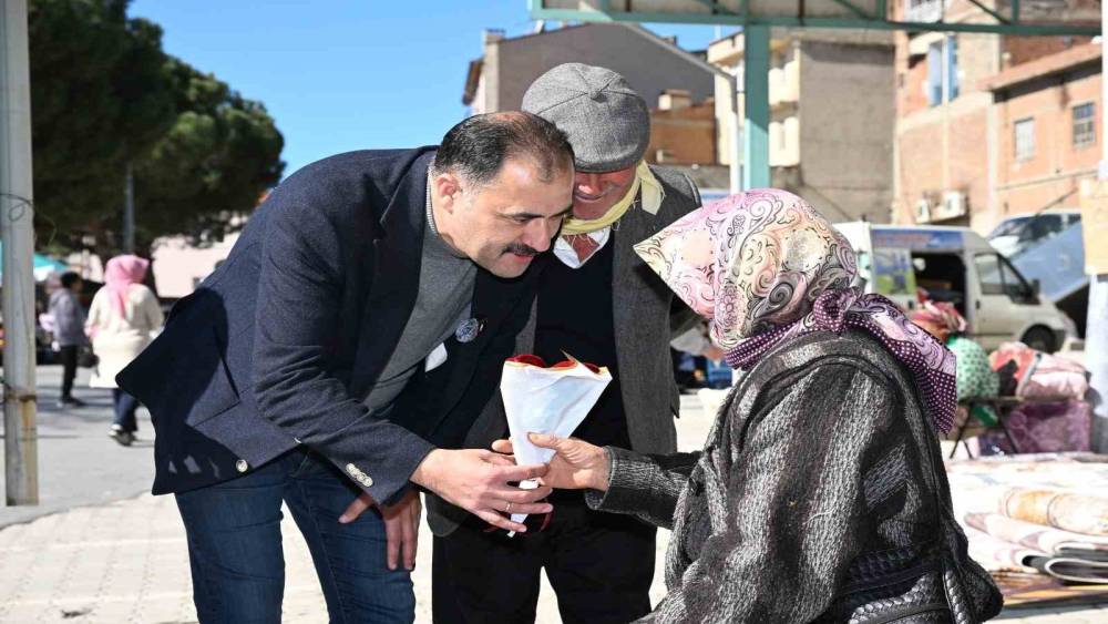 Başkan Kara&rsquo;dan emek&ccedil;i kadınlara ve sağlık &ccedil;alışanlarına &ccedil;i&ccedil;ek
