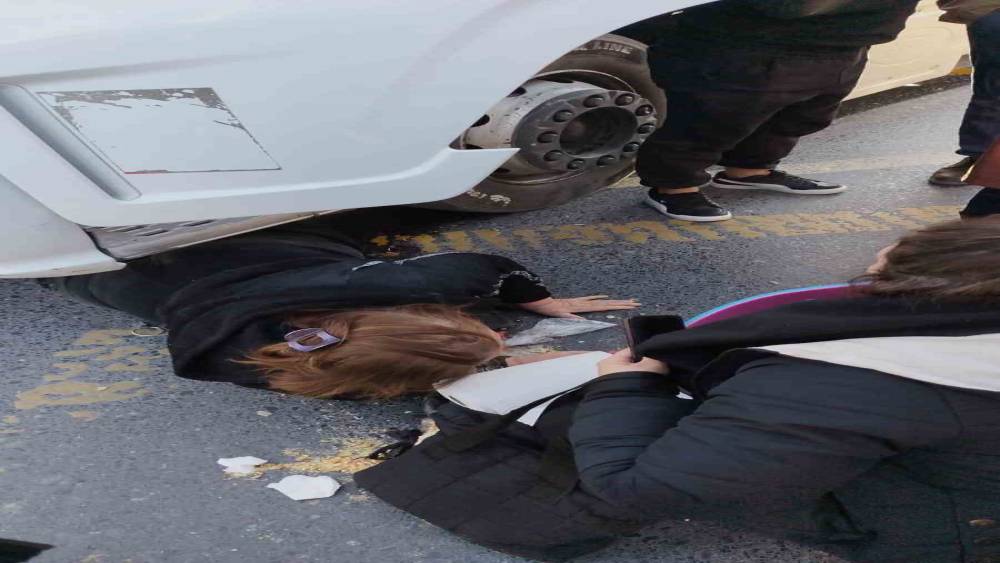 K&uuml;&ccedil;&uuml;k&ccedil;ekmece&rsquo;de tırın &ccedil;arptığı kadın yaralandı: Kaza anı kamerada
