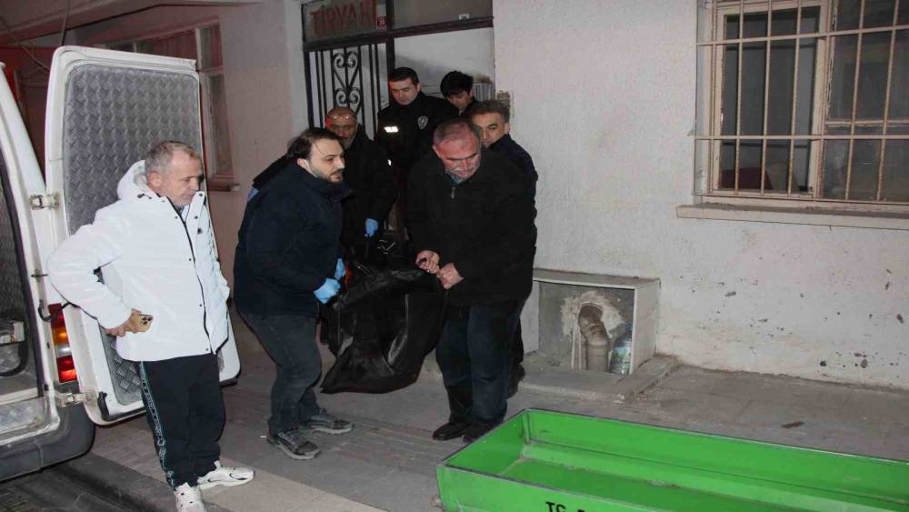 Evinde sahte i&ccedil;ki i&ccedil;ti, saatler sonra &ouml;l&uuml; bulundu

