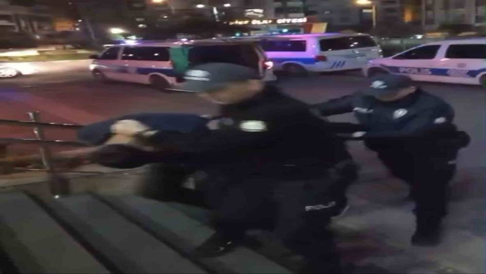 Adana&rsquo;da trafikte ailenin yolunu kesen s&uuml;r&uuml;c&uuml;ye 370 bin TL ceza
