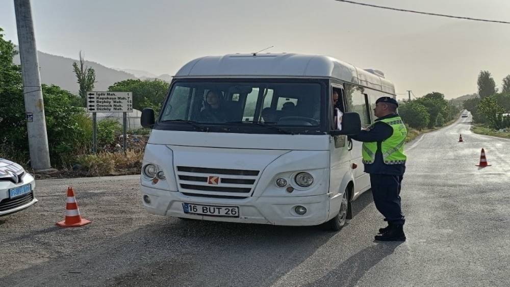 Uşak&rsquo;ta polis ve jandarmadan okul &ccedil;evreleri ve servislere sıkı denetim
