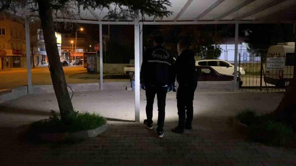 Aşk &uuml;&ccedil;geni bı&ccedil;aklı kavgaya d&ouml;n&uuml;şt&uuml;: 2 yaralı
