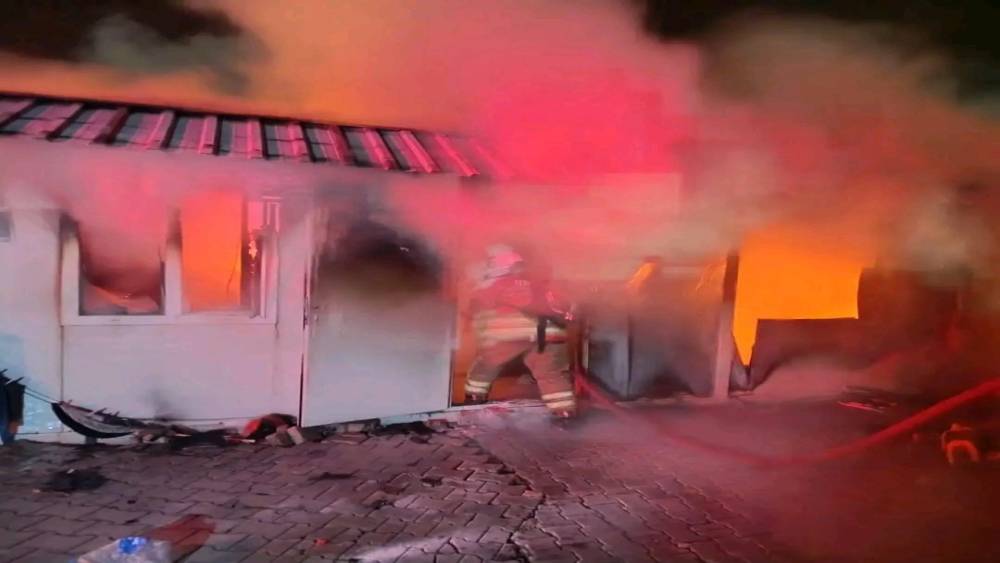 Depremzede ailenin yaşadığı konteyner alevlere teslim oldu
