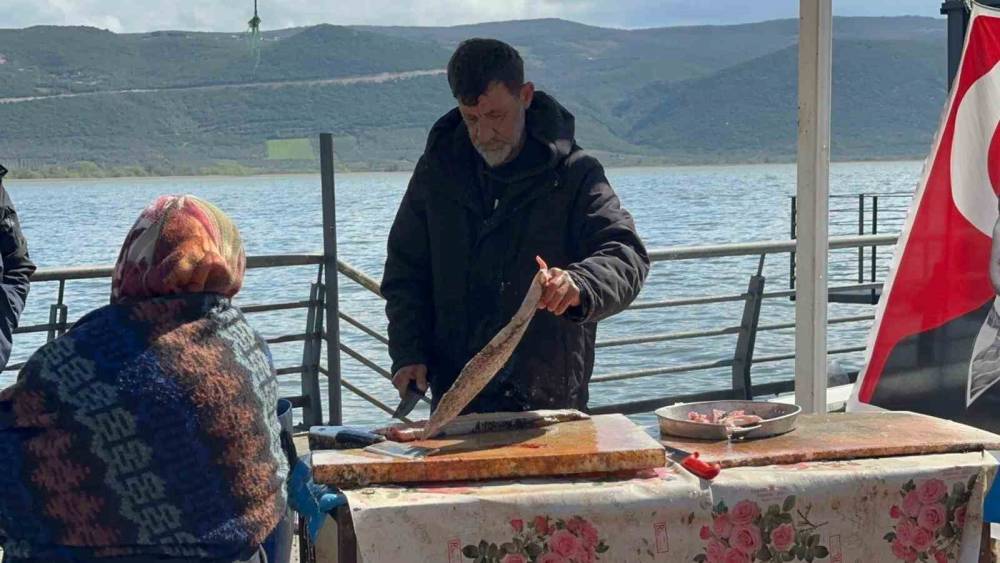 Ulubat G&ouml;l&uuml;&rsquo;nde su &ccedil;ok olunca yakalanamayan turna sezonu pahalı a&ccedil;ıldı
