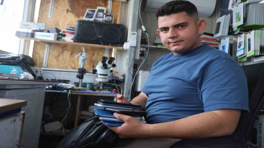 Hırsızlık anında &rsquo;Sadece sıfır telefonları al&rsquo; diyen su&ccedil; makinası hırsız ve &ccedil;ırağı tutuklandı
