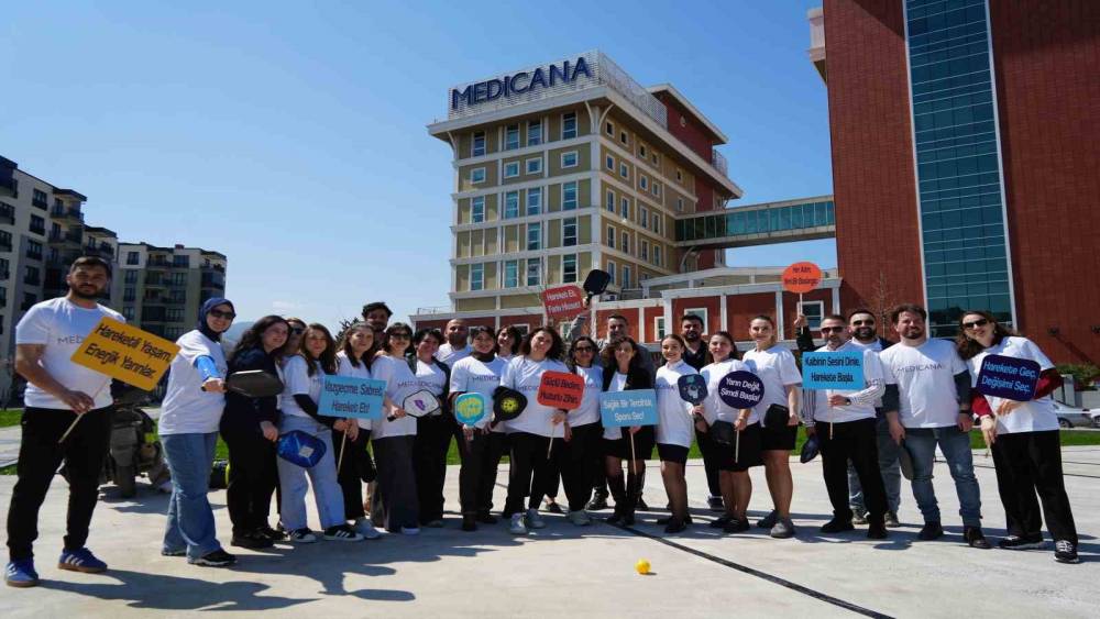 Sağlık &ccedil;alışanları kortta buluştu: Hareketli yaşam i&ccedil;in raketler konuştu
