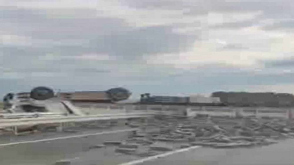 Diyarbakır&rsquo;da briket y&uuml;kl&uuml; tır yan yattı: 1 yaralı
