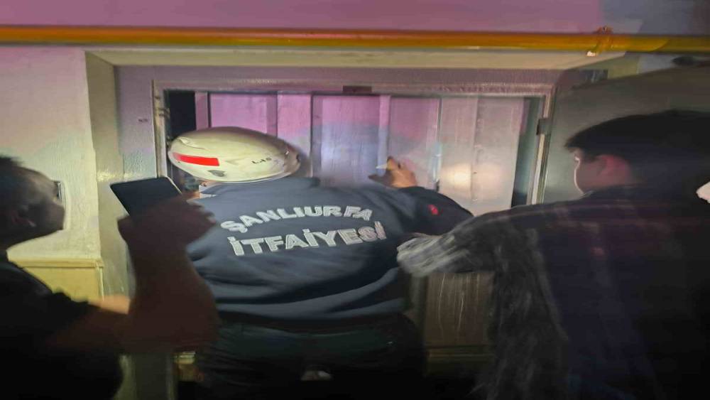 Asans&ouml;rde mahsur kalan 3 &ccedil;ocuk kurtarıldı
