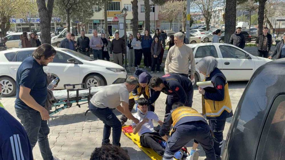 &Ccedil;anakkale&rsquo;de motosiklet yayaya &ccedil;arptı; 2 kişi yaralı
