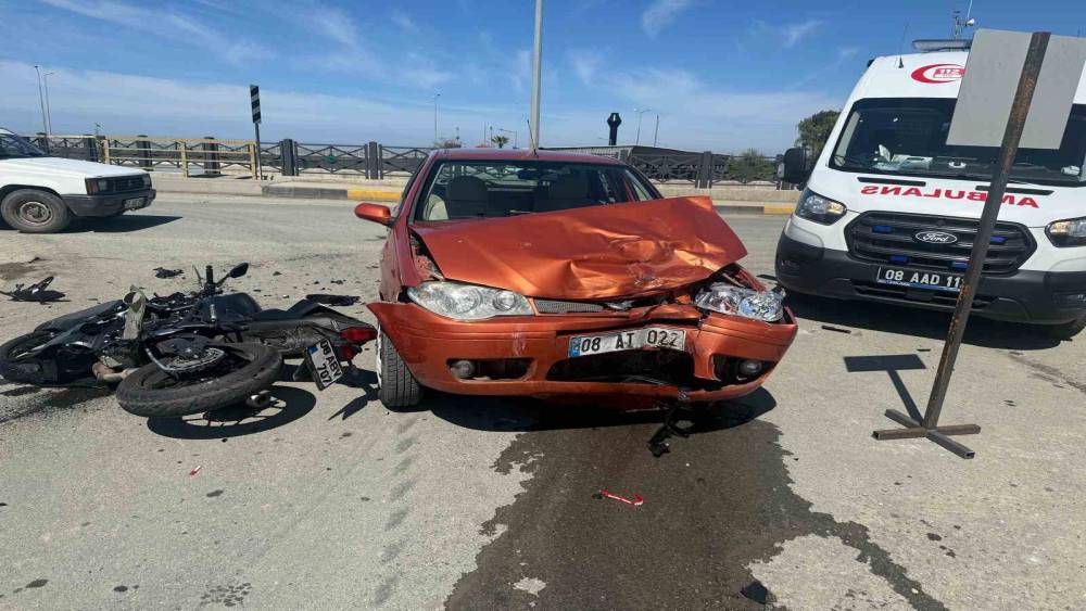 Arhavi&rsquo;de otomobil ile motosiklet &ccedil;arpıştı: 1 &ouml;l&uuml;
