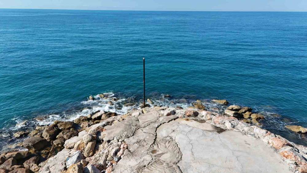 Ambulans kapatılan yol sebebiyle olay yerine ulaşamadı, kalp krizi ge&ccedil;iren vatandaş botla kurtarıldı
