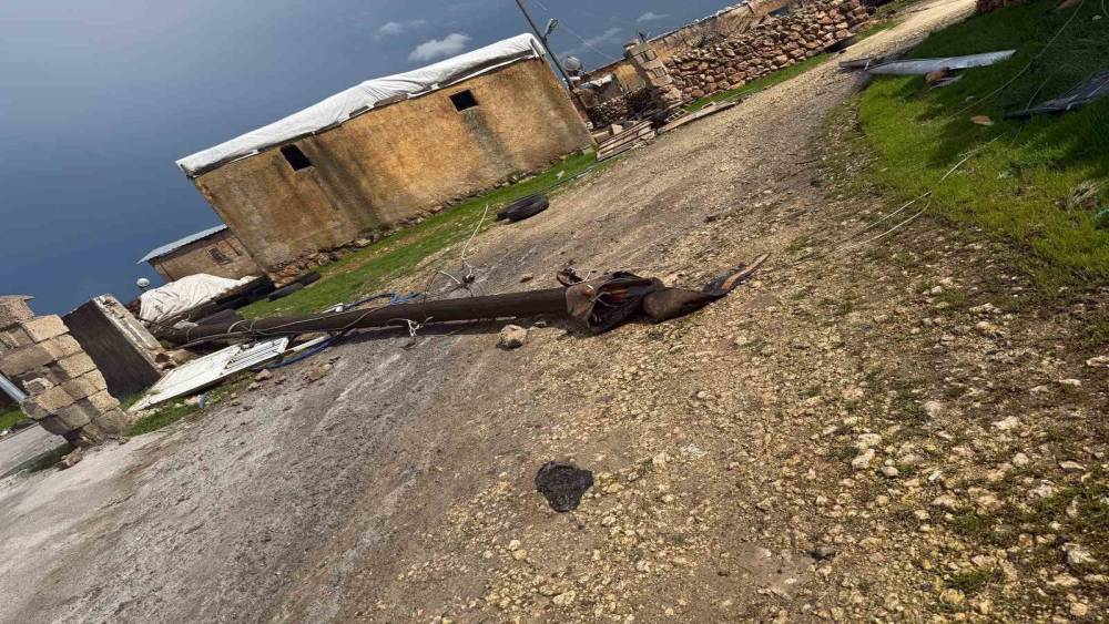 Hilvan&rsquo;da dehşet anları kamerada: Fırtına &ccedil;atıları u&ccedil;urdu, direkleri devirdi
