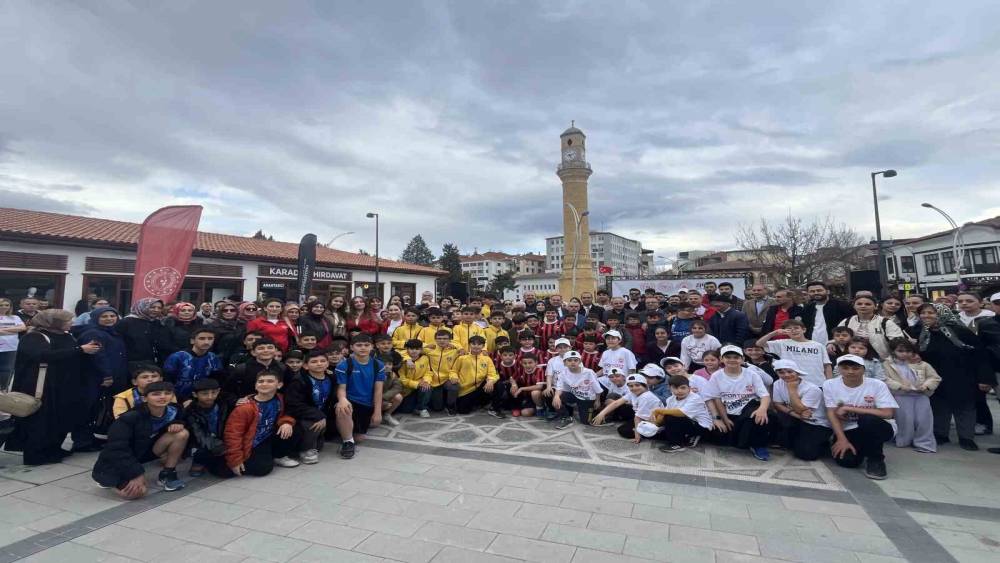 Y&uuml;zlerce kişi sağlıklı yaşama dikkat &ccedil;ekmek i&ccedil;in y&uuml;r&uuml;d&uuml;
