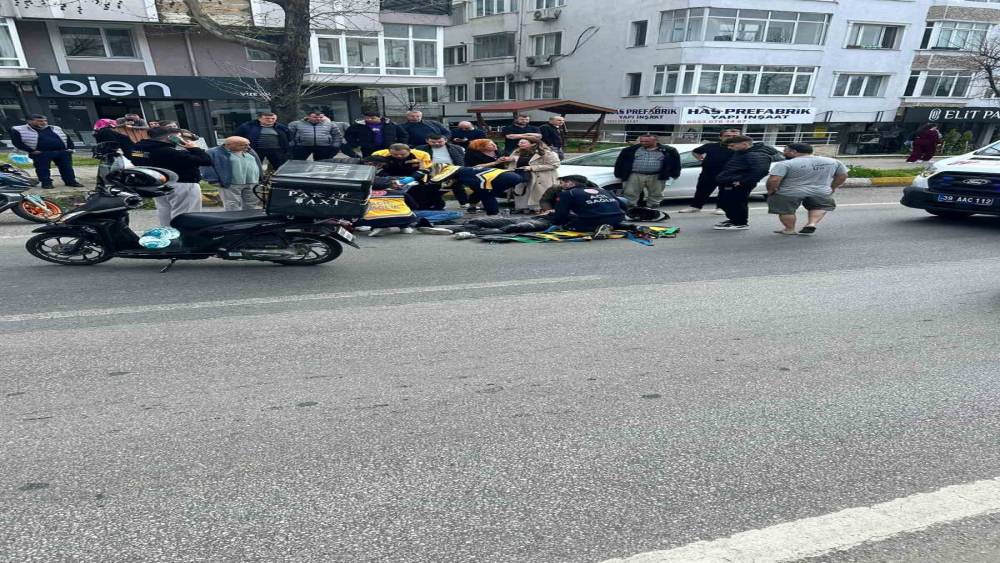 L&uuml;leburgaz&rsquo;da otomobilin &ccedil;arptığı motosikletteki 2 gen&ccedil; yaralandı
