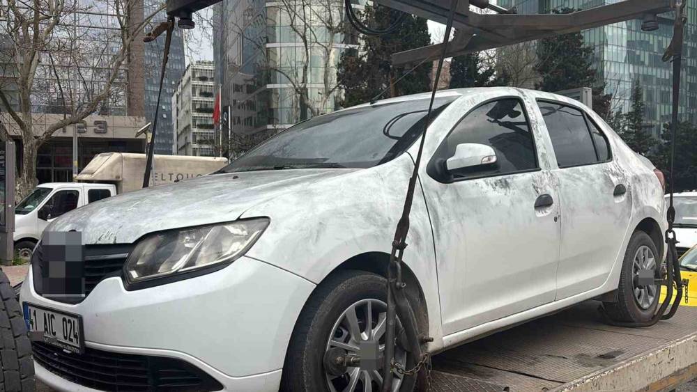 Ter&ouml;ristlerin kiraladığı otomobil incelemelerin ardından olay yerinden kaldırıldı
