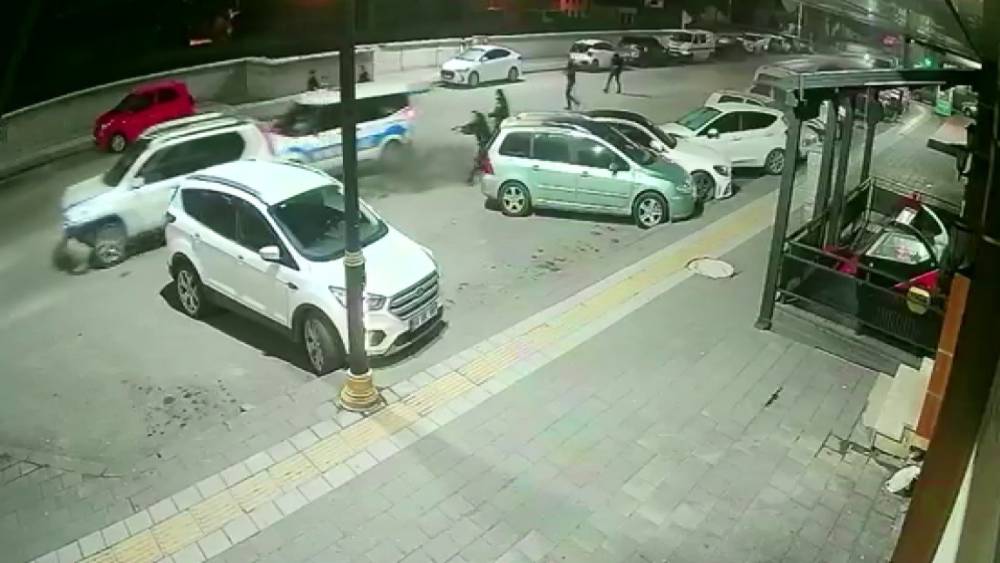 Sivas&rsquo;ta polisin "dur" ihtarına uymayan s&uuml;r&uuml;c&uuml;, ortalığı savaş alanına &ccedil;evirdi
